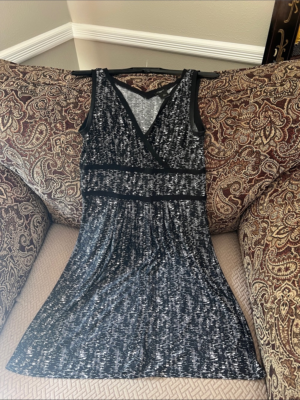 Worn 1x Ann Taylor Black and White Sleeveless Faux-Wrap dress. Size Small Petite